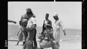 Soldados británicos cachean a vecinos de Yafa en busca de armas durante las revueltas de 1936 contra el mandato británico y el movimiento sionista