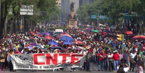 50210069. México, D.F.- Profesores de la CNTE, marcharon hoy por el Paseo de la Reforma con destino al Ángel de la Independencia.
NOTIMEX/FOTO/NICOLAS TAVIRA/NTA/WAR/