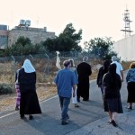 Monjas de Belén rezan ante el Muro de Apartheid israelí ‘para derribarlo’ Monjas de Belén rezan ante el Muro de Apartheid israelí ‘para derribarlo’