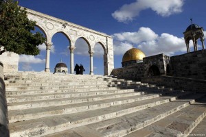 2014_10_8-Palestinian-Muslim-worshipers-walk-in-front-of-the-Dome-of-the-Rock-mosque-at-al-Aqsa-201014_MUA_00-2