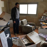 Fotos: Soldados israelíes asaltan el estudio de dibujante palestino Osama Nazzal Fotos: Soldados israelíes asaltan el estudio de dibujante palestino Osama Nazzal